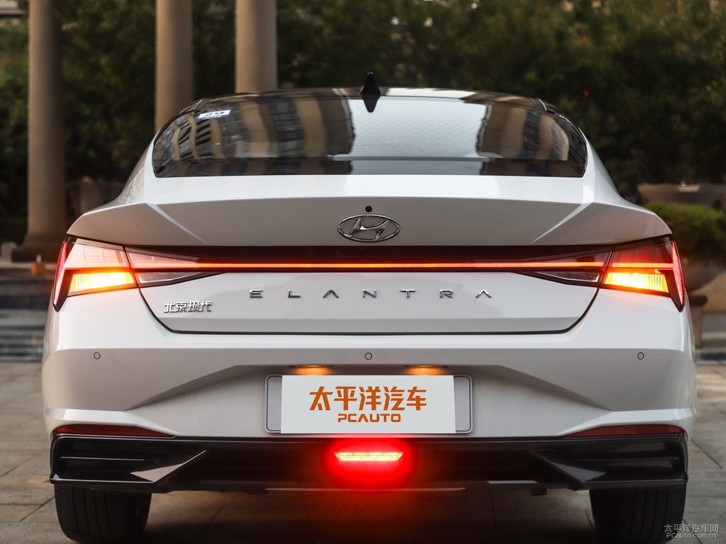 極地白伊蘭特車尾外觀圖片