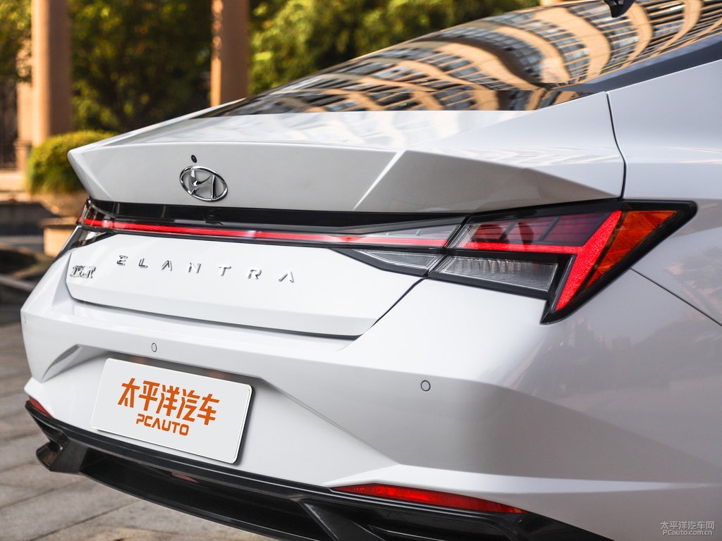 極地白伊蘭特車尾外觀圖片