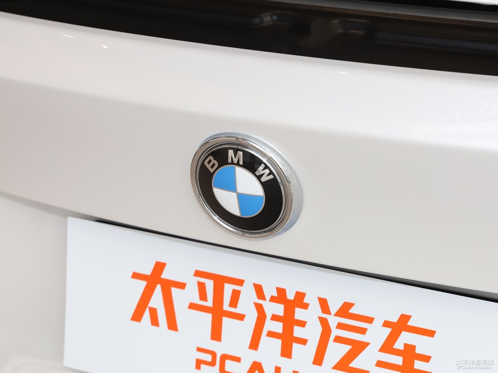 礦石白寶馬3系GT車(chē)尾外觀圖片