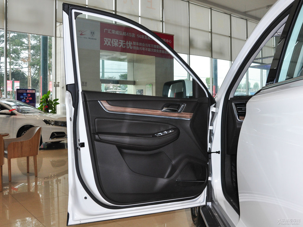 珍珠白榮威RX8車廂內(nèi)飾圖片
