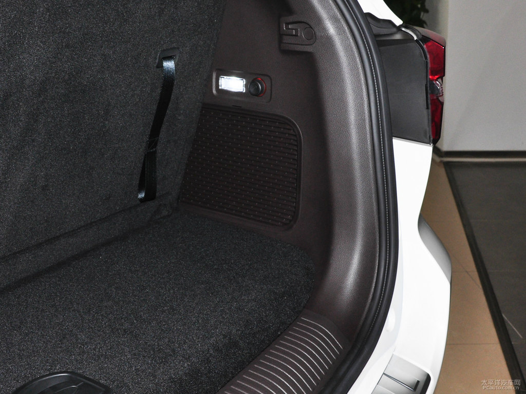 珍珠白榮威RX8后備廂空間圖片
