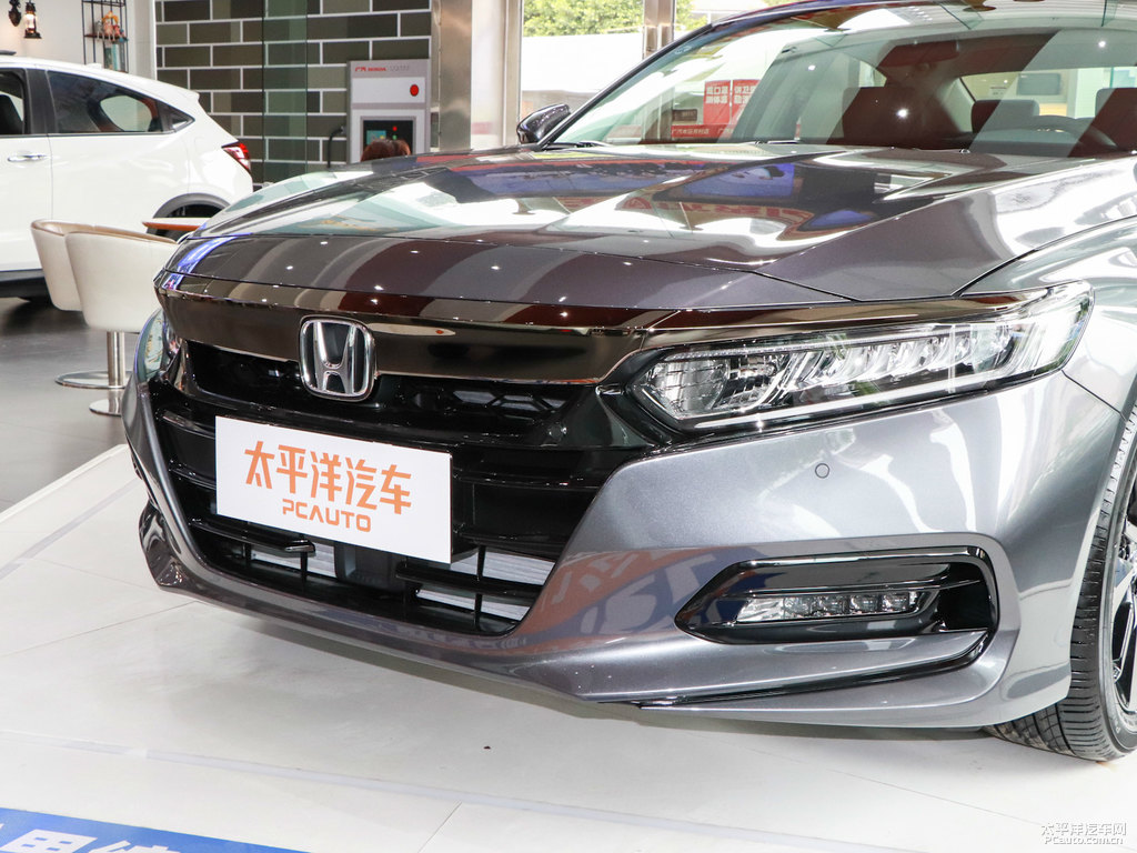 太空銀雅閣車(chē)頭外觀(guān)圖片