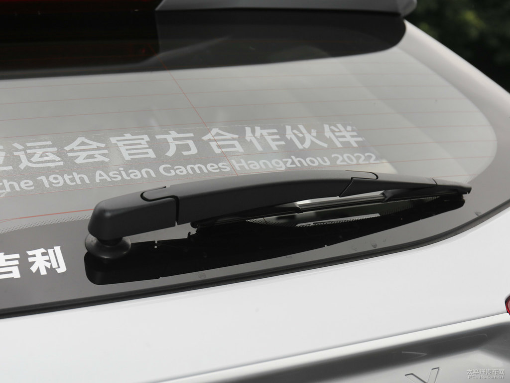 漢玉白博越車尾外觀圖片