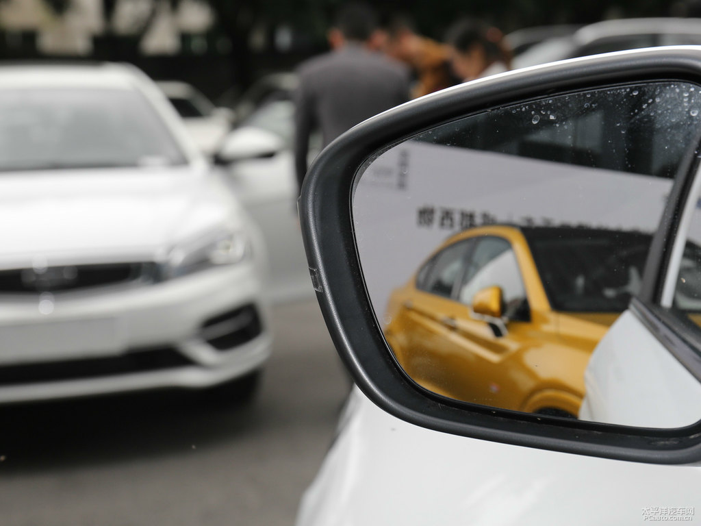 漢玉白博越車(chē)身外觀圖片