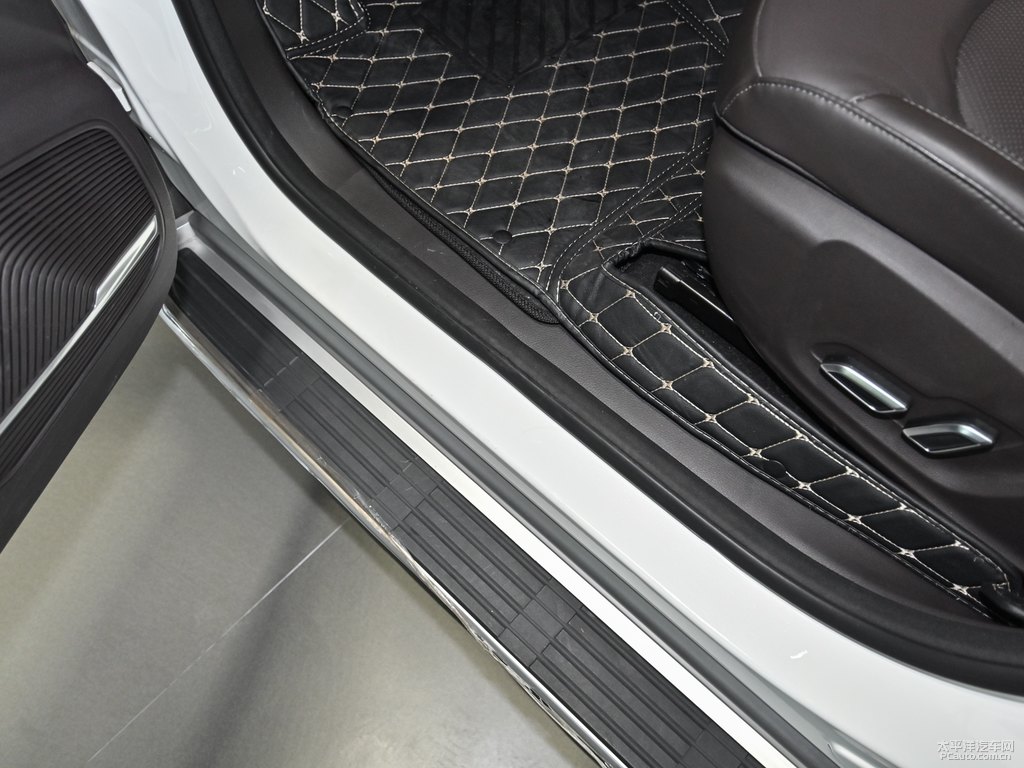 珍珠白榮威RX8車廂內(nèi)飾圖片
