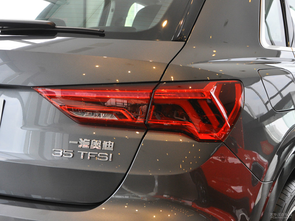 天云灰?jiàn)W迪Q3車尾外觀圖片
