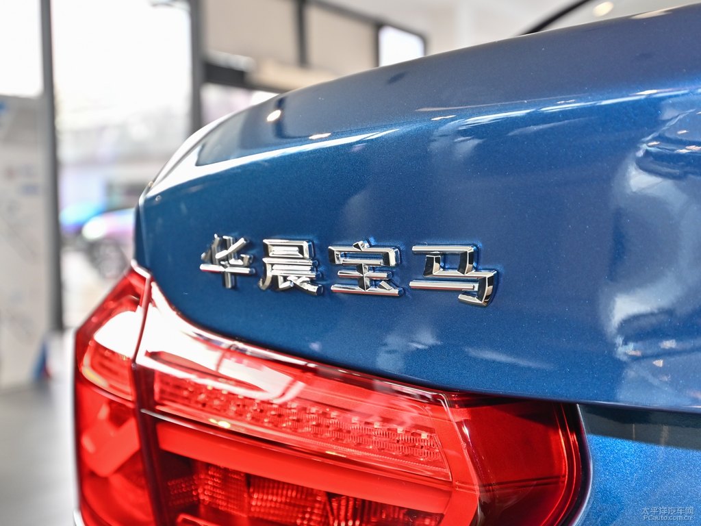 量子藍(lán)寶馬1系車尾外觀圖片