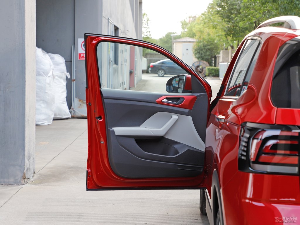 羅曼紅途鎧車廂內(nèi)飾圖片