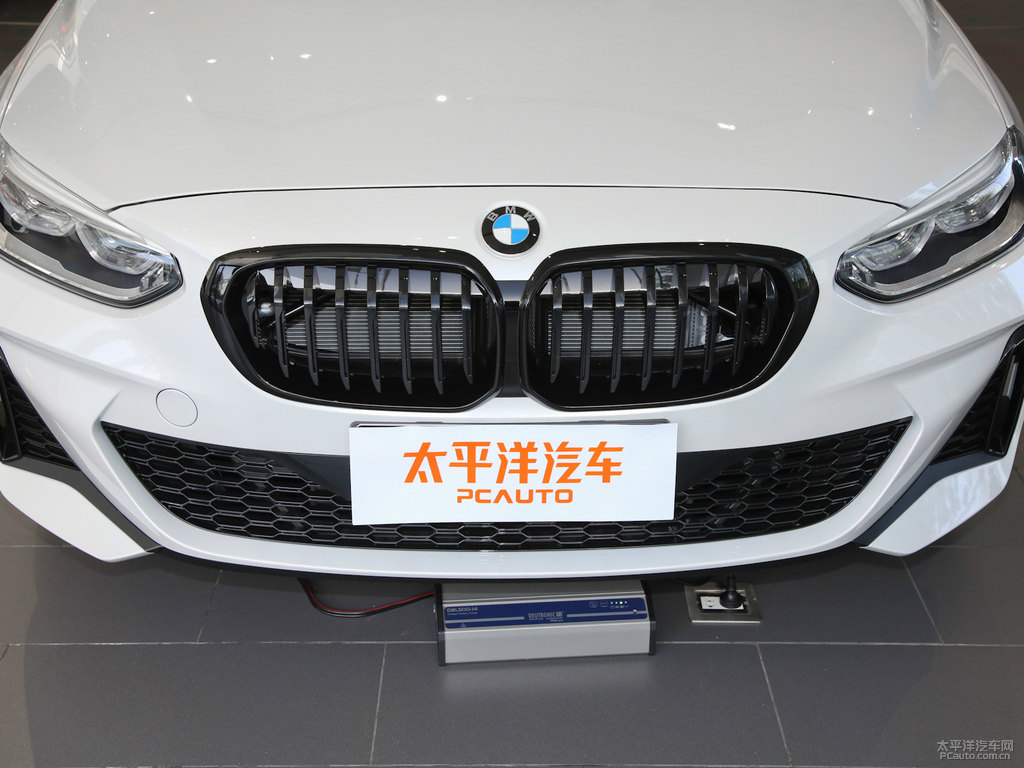 礦石白寶馬1系車頭外觀圖片