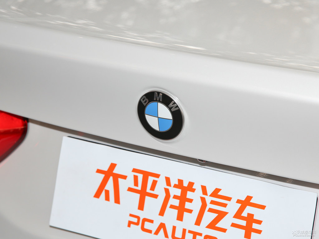 礦石白寶馬1系車尾外觀圖片