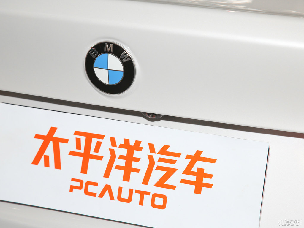礦石白寶馬1系車尾外觀圖片