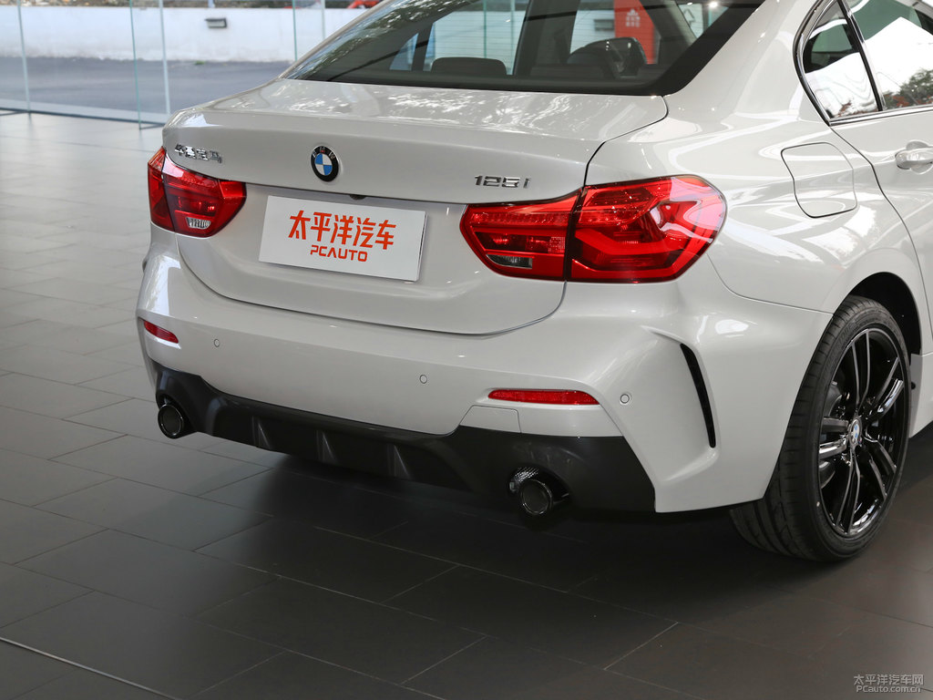 礦石白寶馬1系車(chē)尾外觀圖片