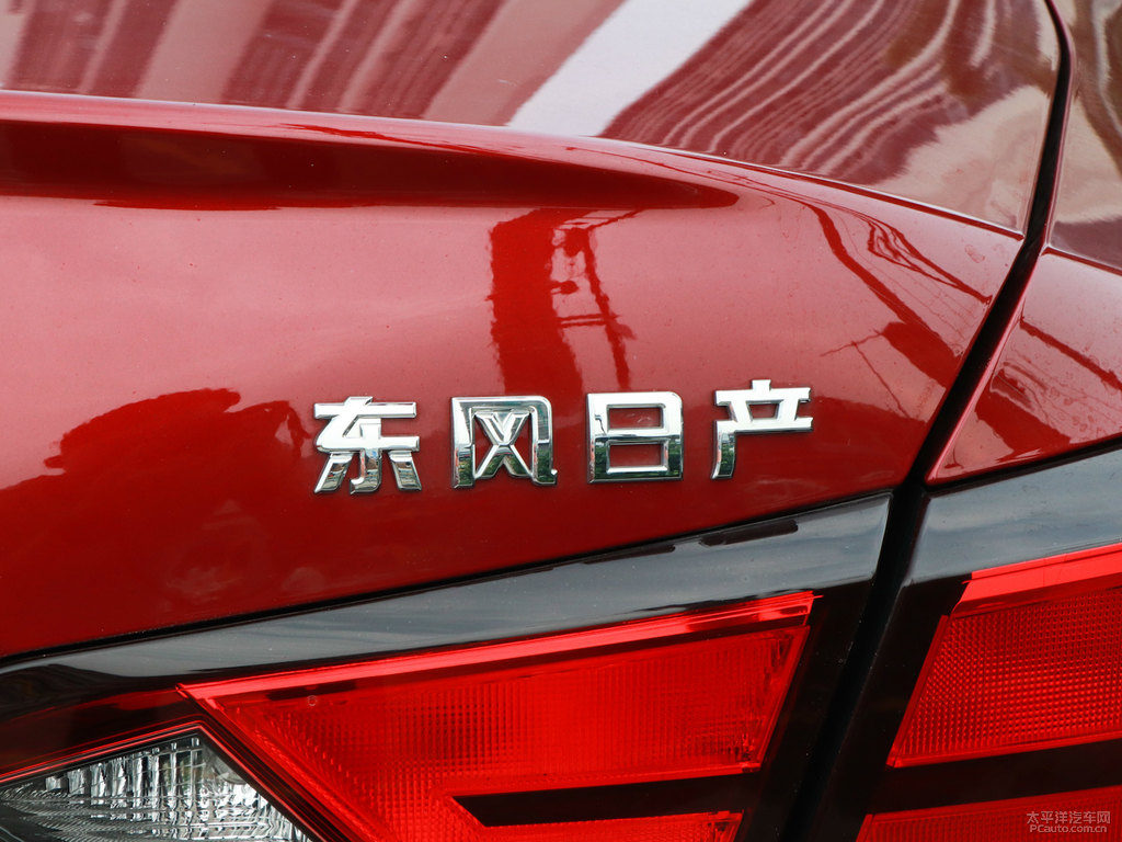天際紅天籟車尾外觀圖片