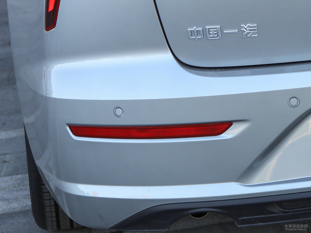 富勒銀奔騰B70車尾外觀圖片