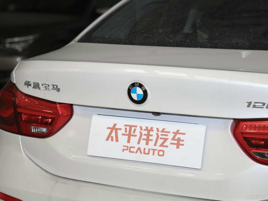 礦石白寶馬1系車尾外觀圖片