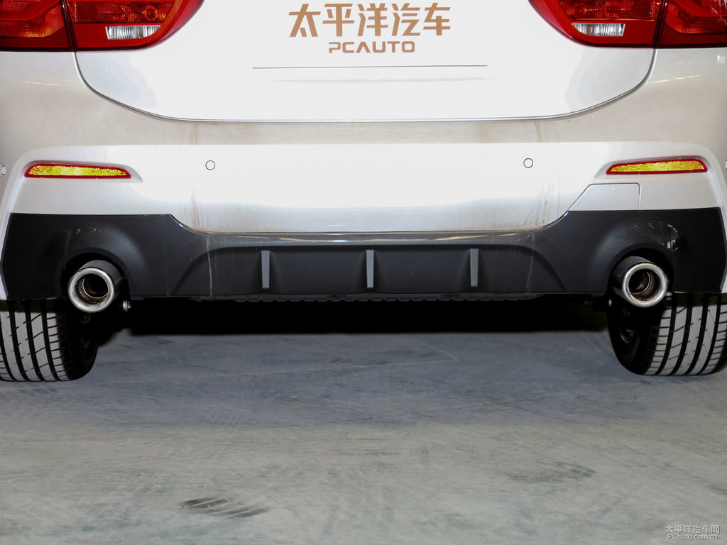 礦石白寶馬1系車尾外觀圖片