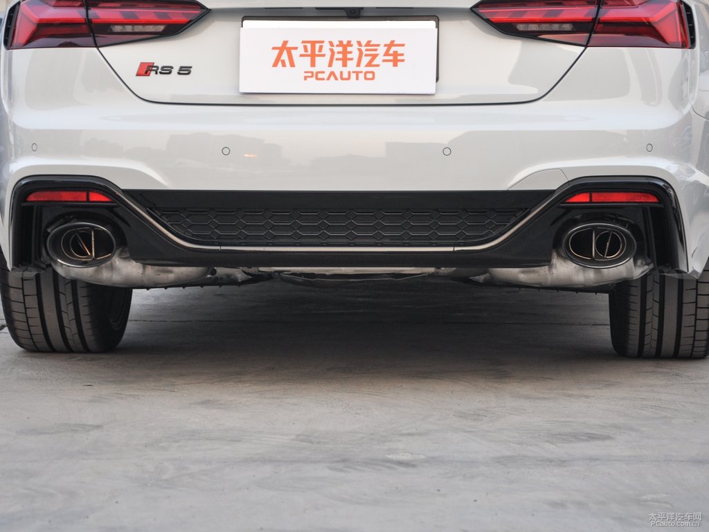 冰川白奧迪RS 5車(chē)尾外觀圖片