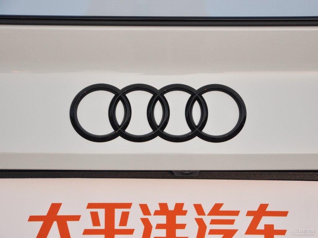 冰川白奧迪RS 5車尾外觀圖片