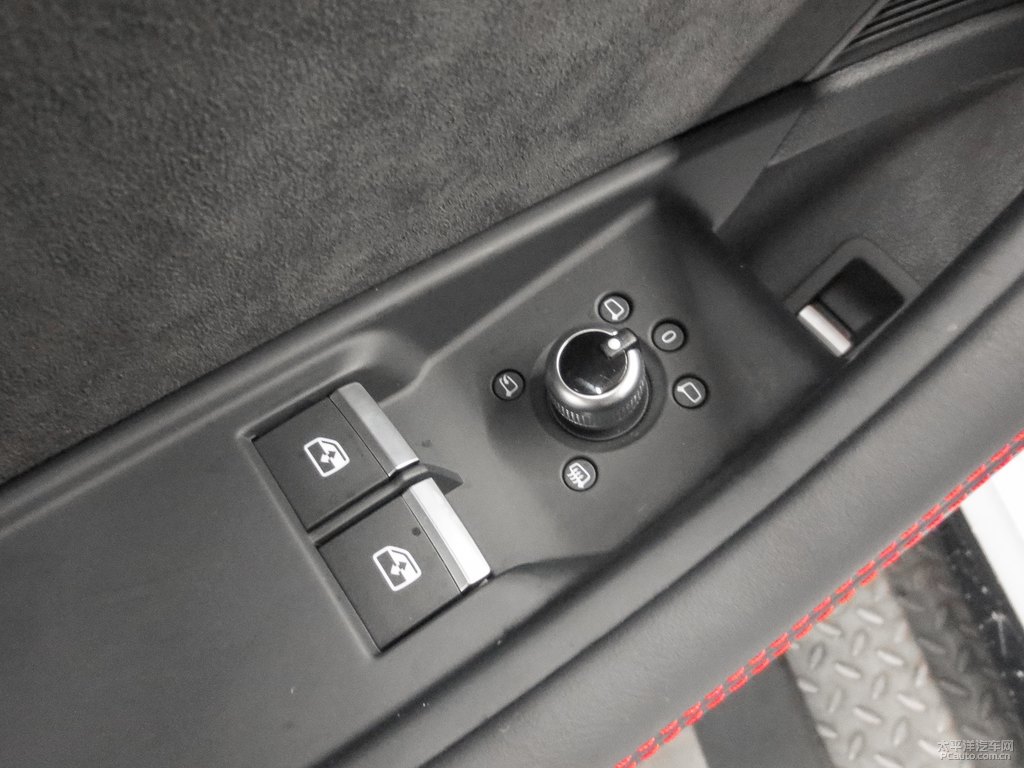 冰川白奧迪RS 5車廂內(nèi)飾圖片