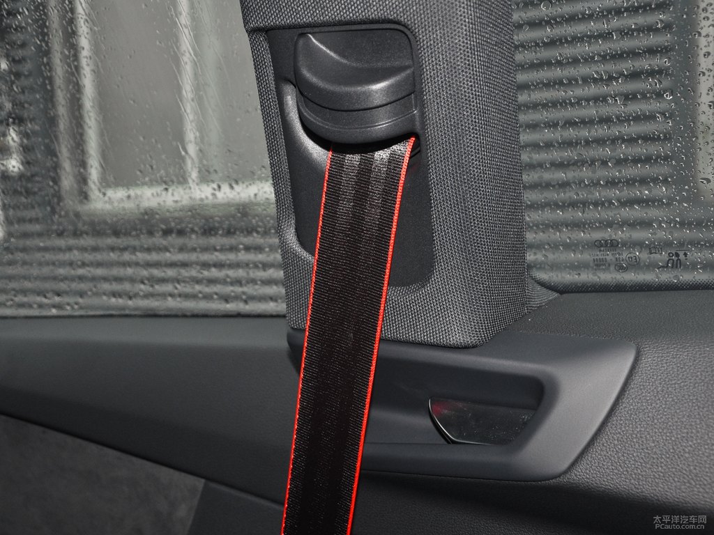 冰川白奧迪RS 5車廂內(nèi)飾圖片