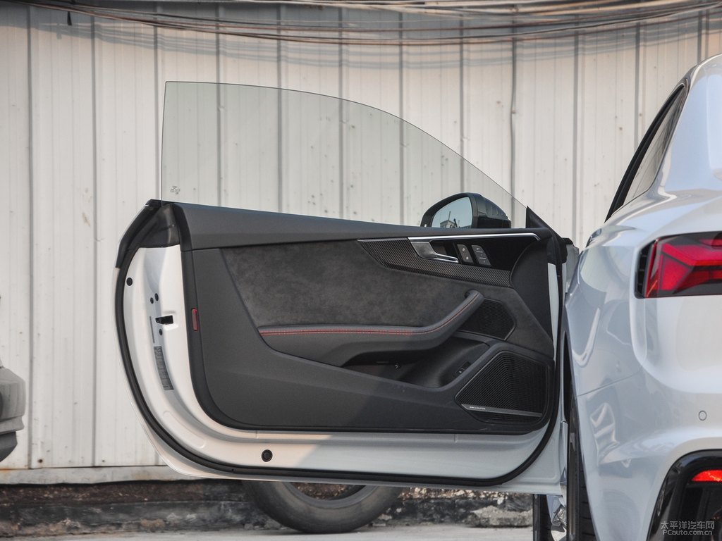 冰川白奧迪RS 5車廂內(nèi)飾圖片