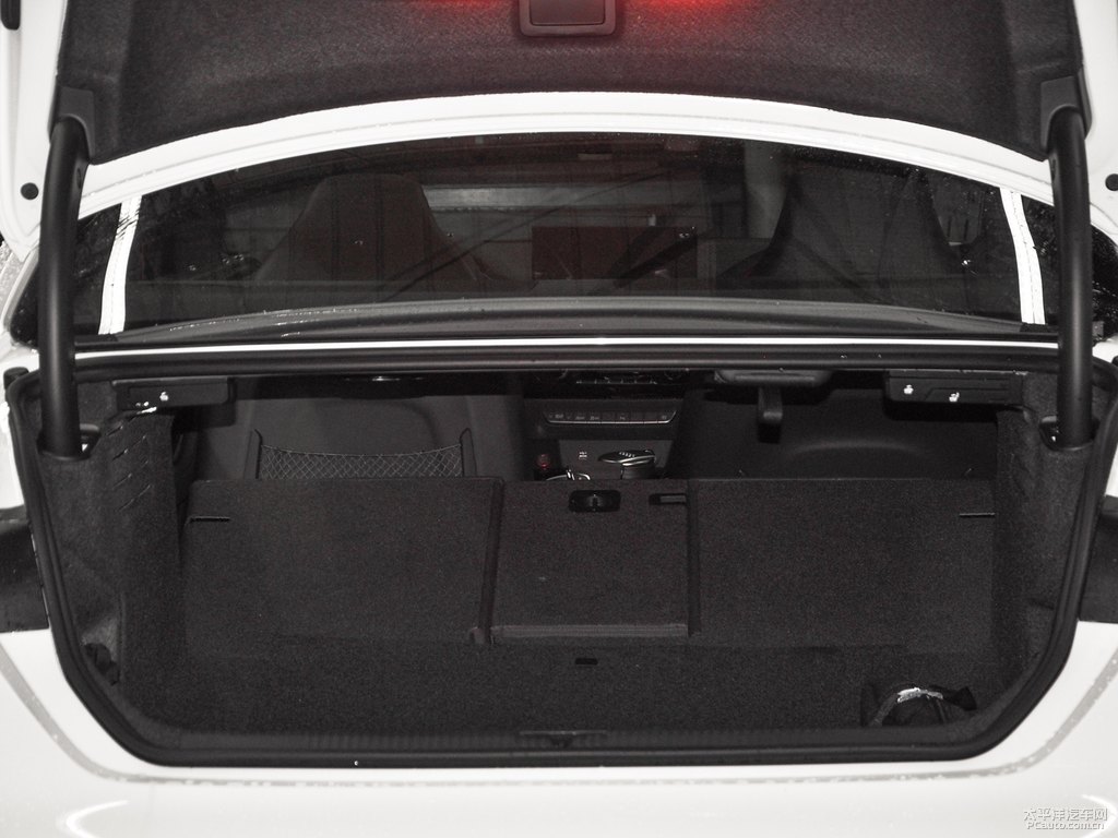 冰川白奧迪RS 5后備廂空間圖片