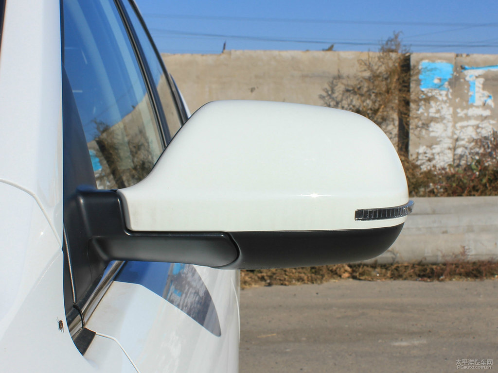 簡(jiǎn)約白哈弗M6車(chē)身外觀圖片