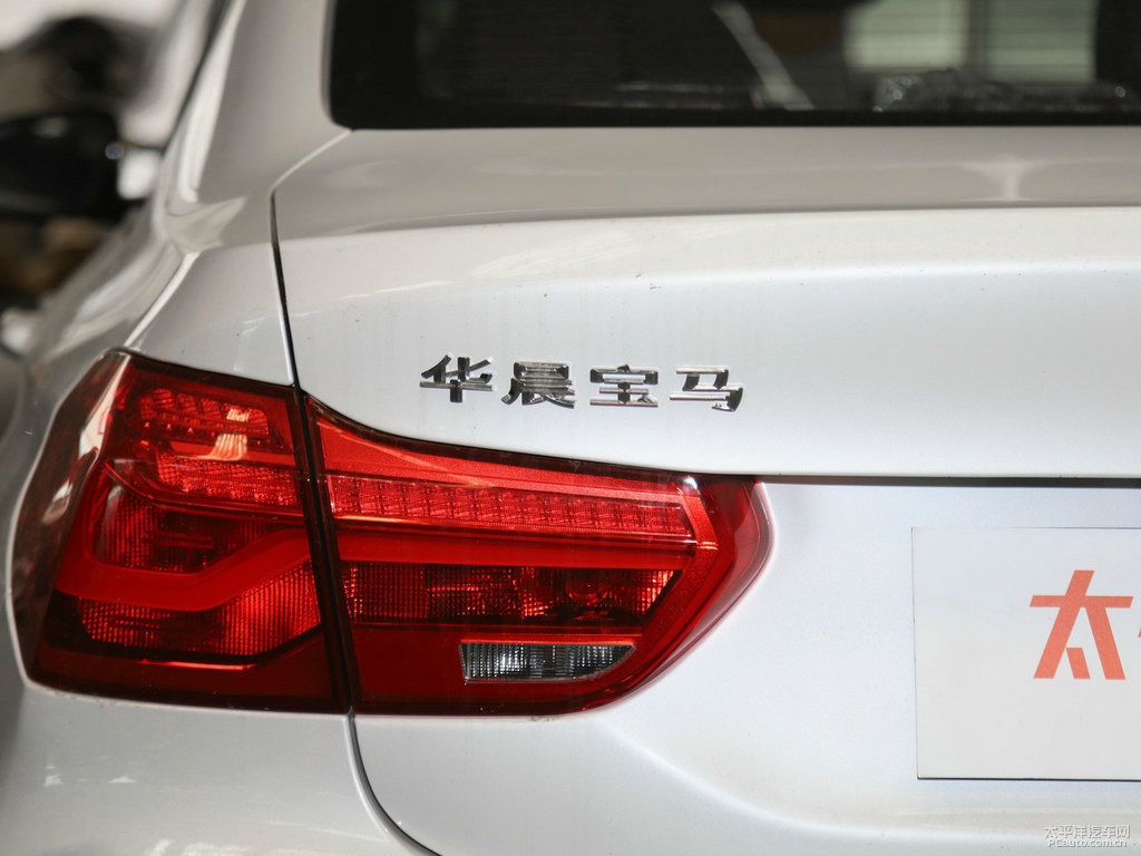 礦石白寶馬1系車尾外觀圖片