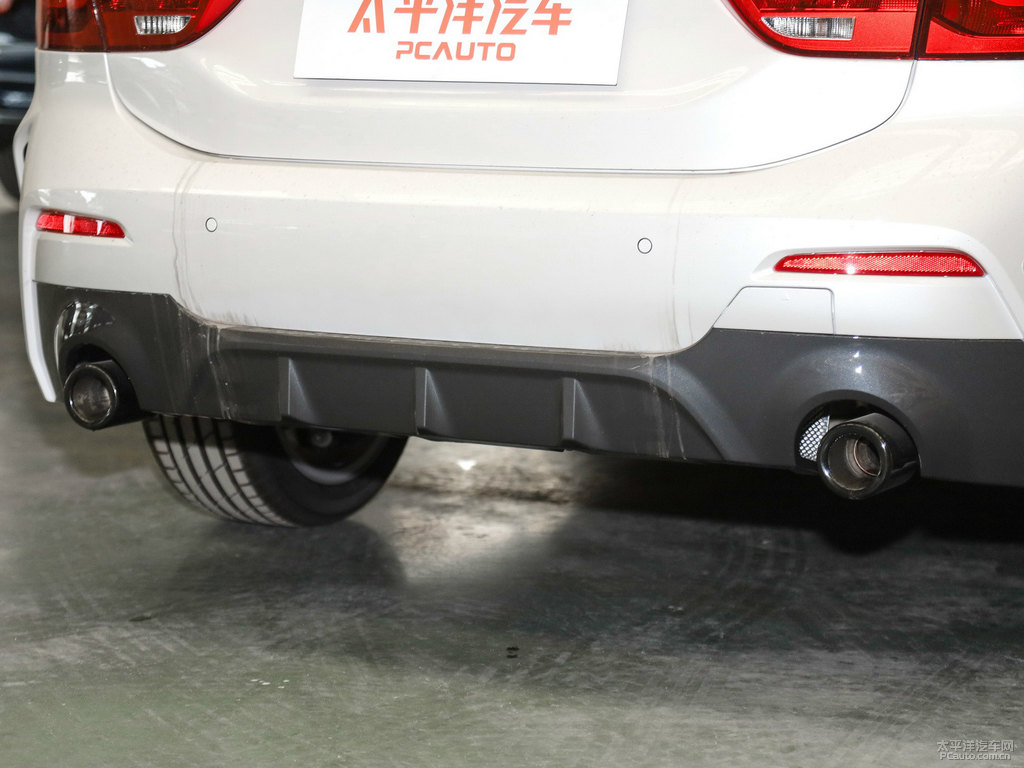 礦石白寶馬1系車尾外觀圖片