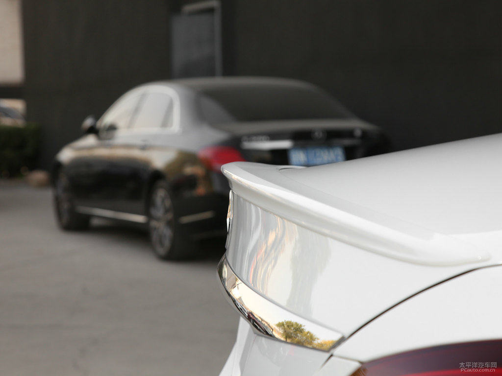 北極白奔馳C級車尾外觀圖片
