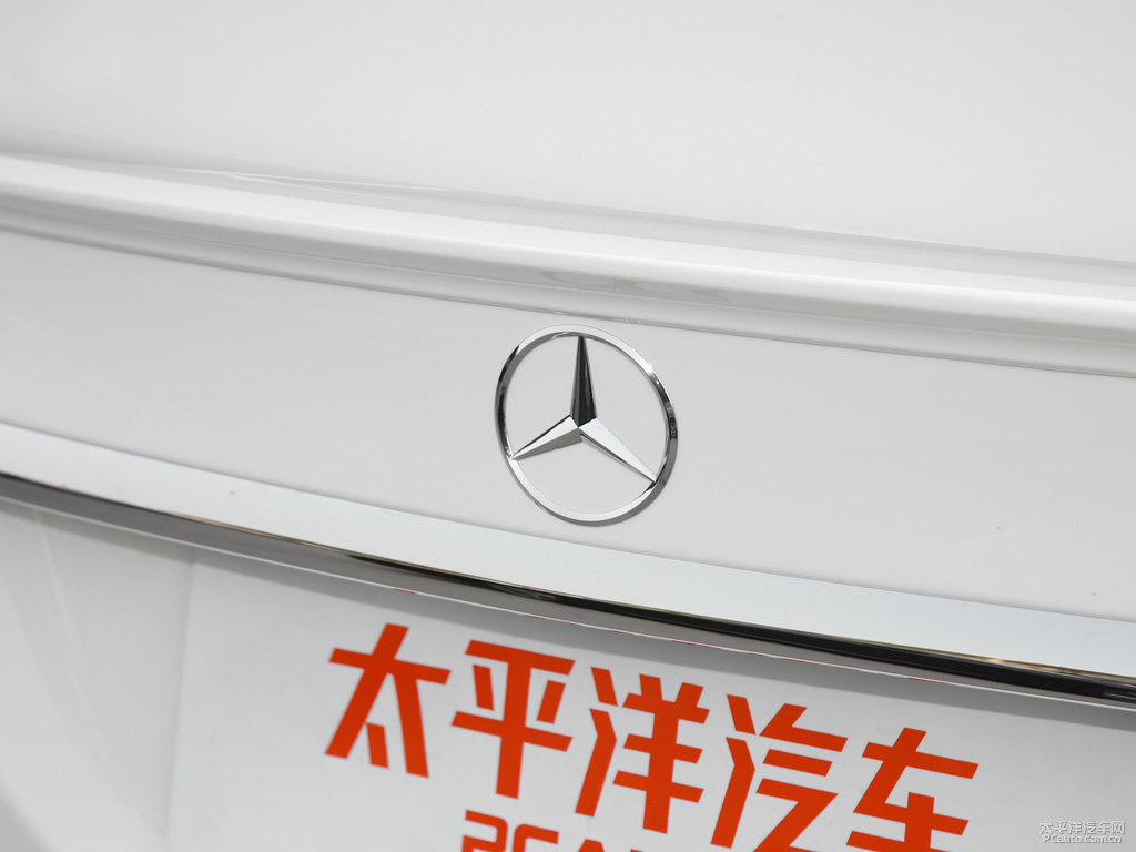 北極白奔馳C級車尾外觀圖片
