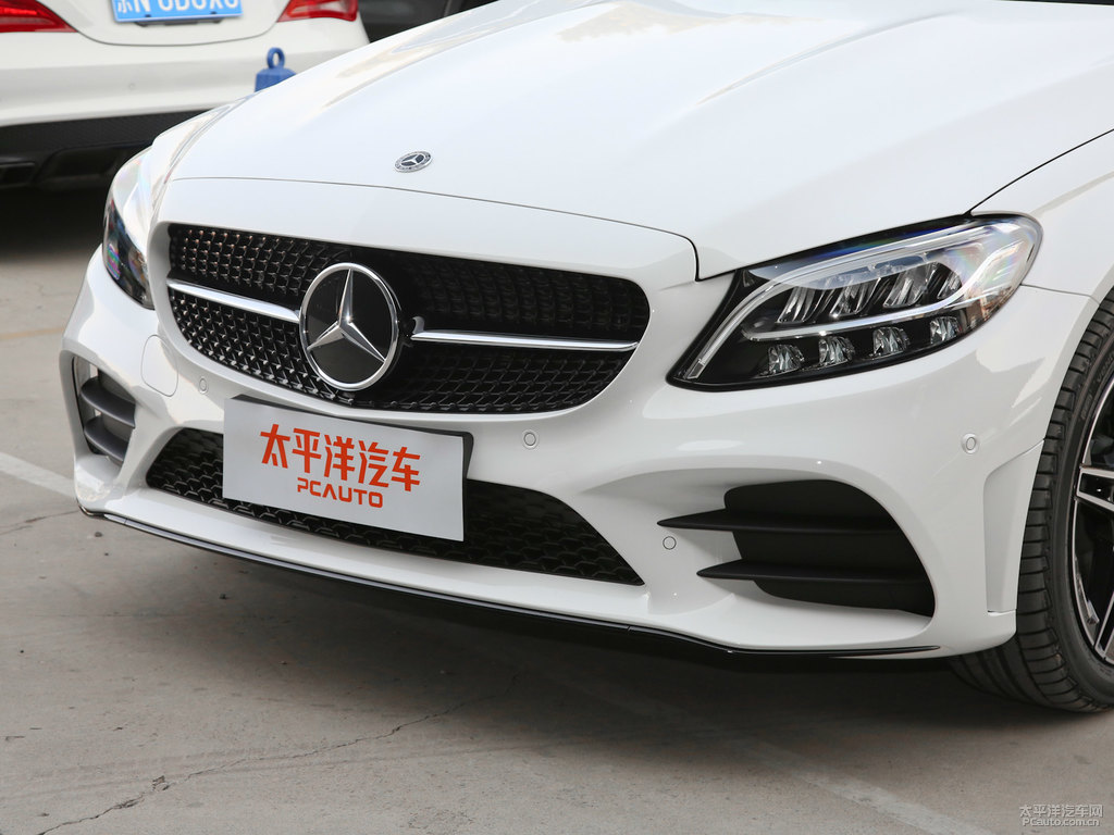 北極白奔馳C級(jí)車頭外觀圖片