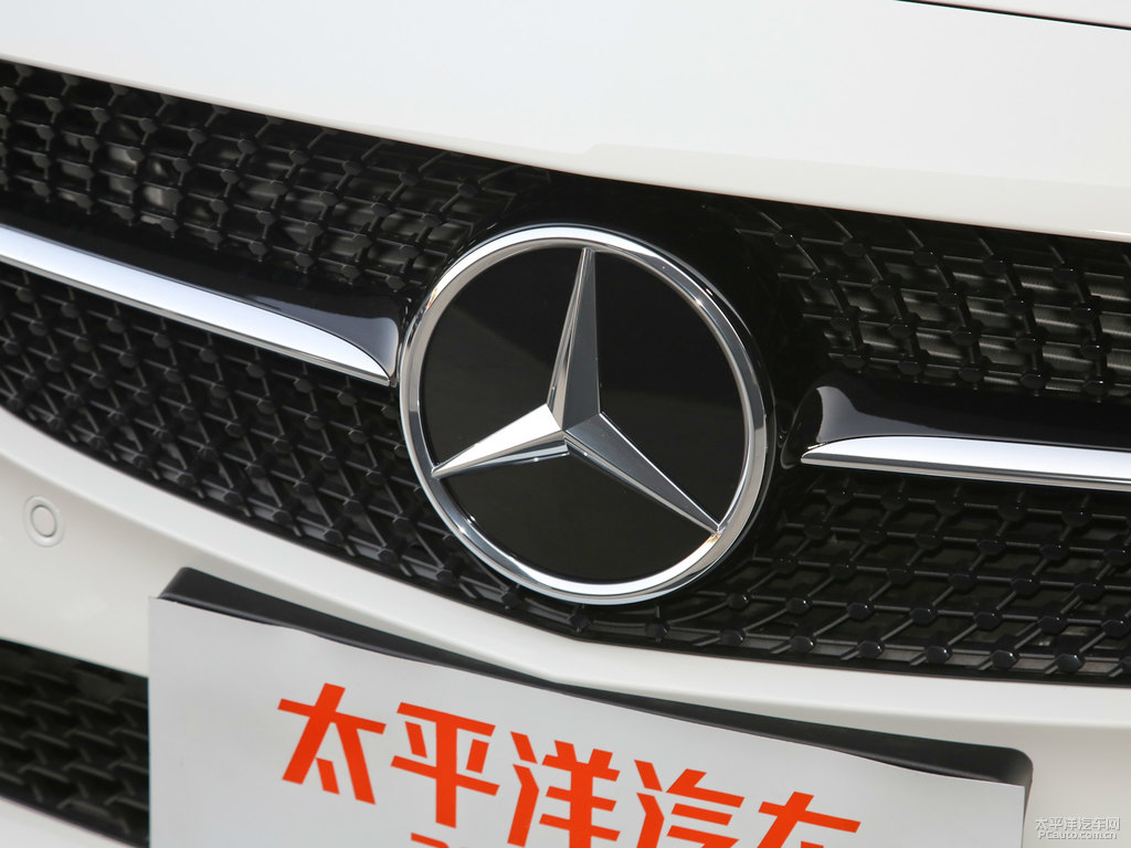 北極白奔馳C級(jí)車(chē)頭外觀圖片