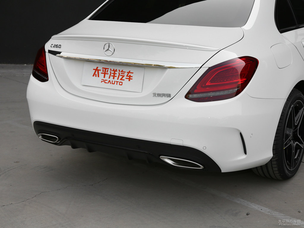 北極白奔馳C級車尾外觀圖片