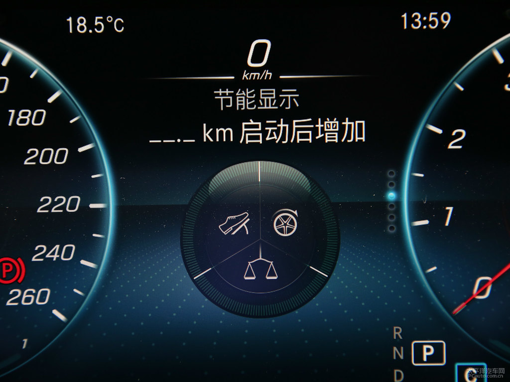 北極白奔馳C級中控內(nèi)飾圖片