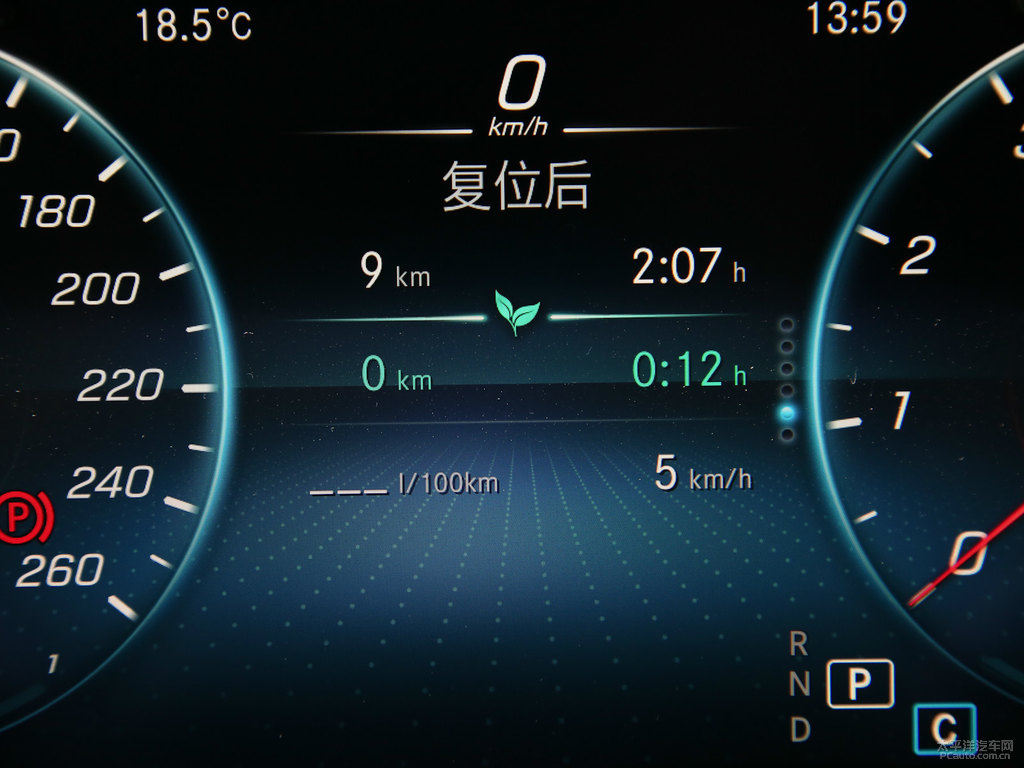 北極白奔馳C級(jí)中控內(nèi)飾圖片