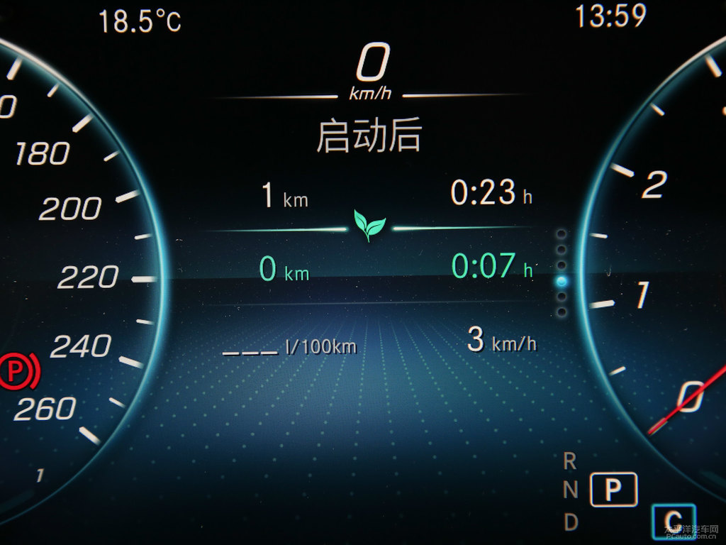 北極白奔馳C級中控內(nèi)飾圖片