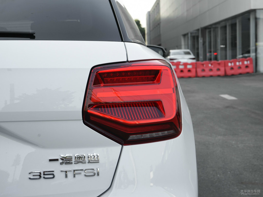 冰川白奧迪Q2L車尾外觀圖片
