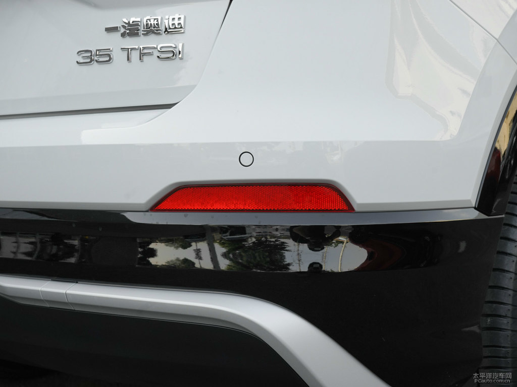 冰川白奧迪Q2L車尾外觀圖片