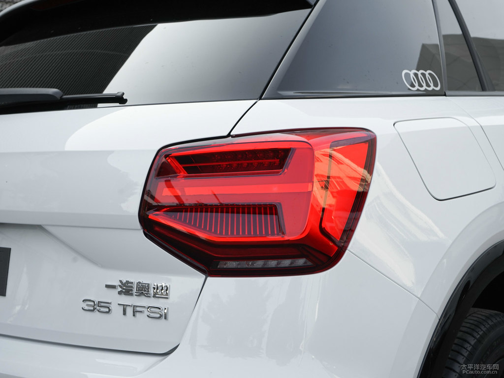 冰川白奧迪Q2L車尾外觀圖片