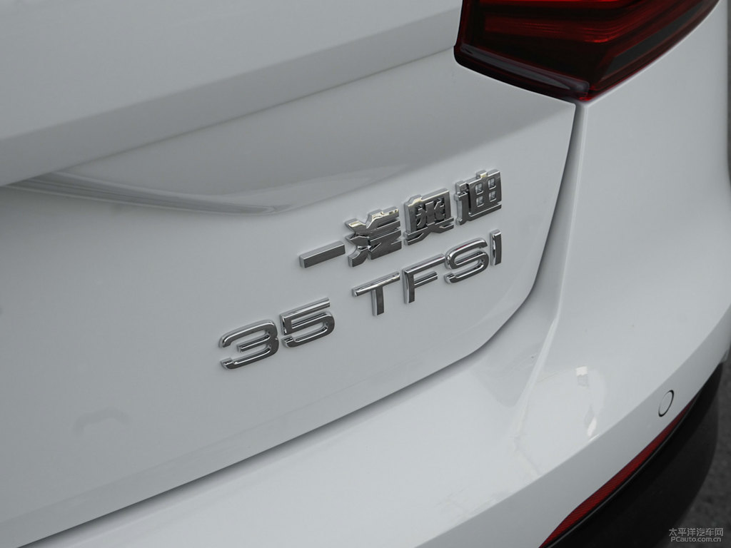 冰川白奧迪Q2L車尾外觀圖片