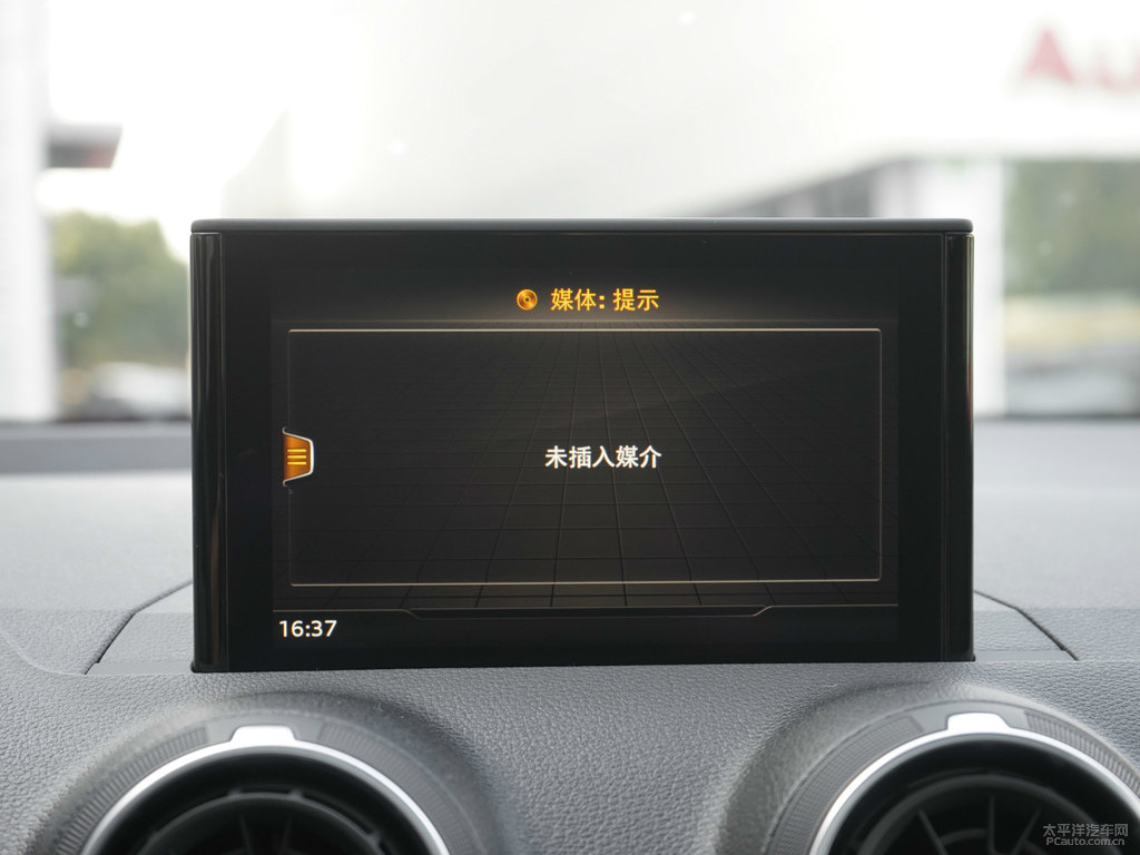 冰川白奧迪Q2L中控內(nèi)飾圖片