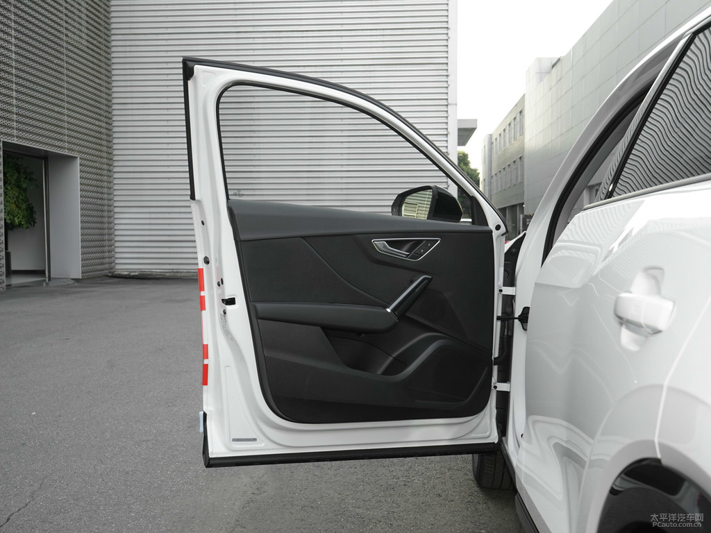 冰川白奧迪Q2L車廂內飾圖片