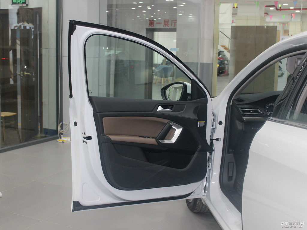 珠光白標(biāo)致408車廂內(nèi)飾圖片