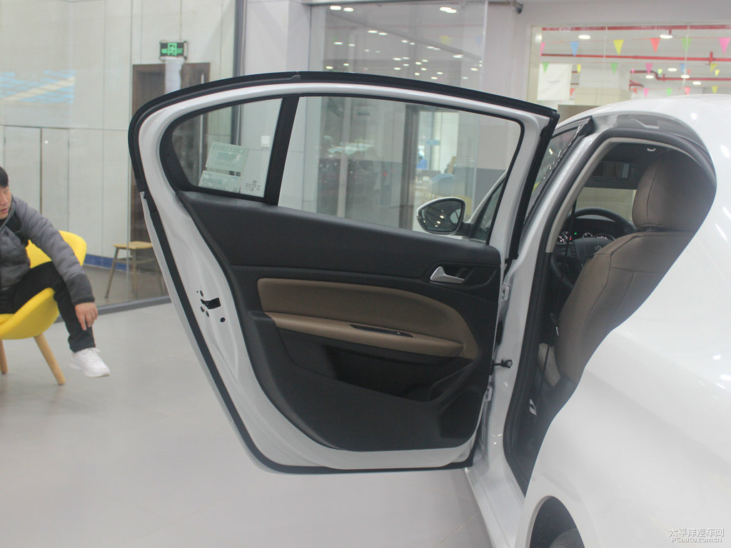 珠光白標致408車廂內(nèi)飾圖片