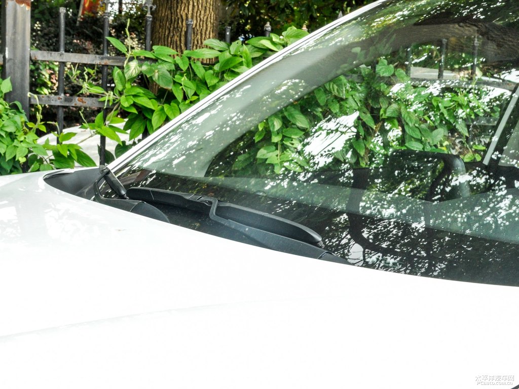 珍珠白智跑車身外觀圖片