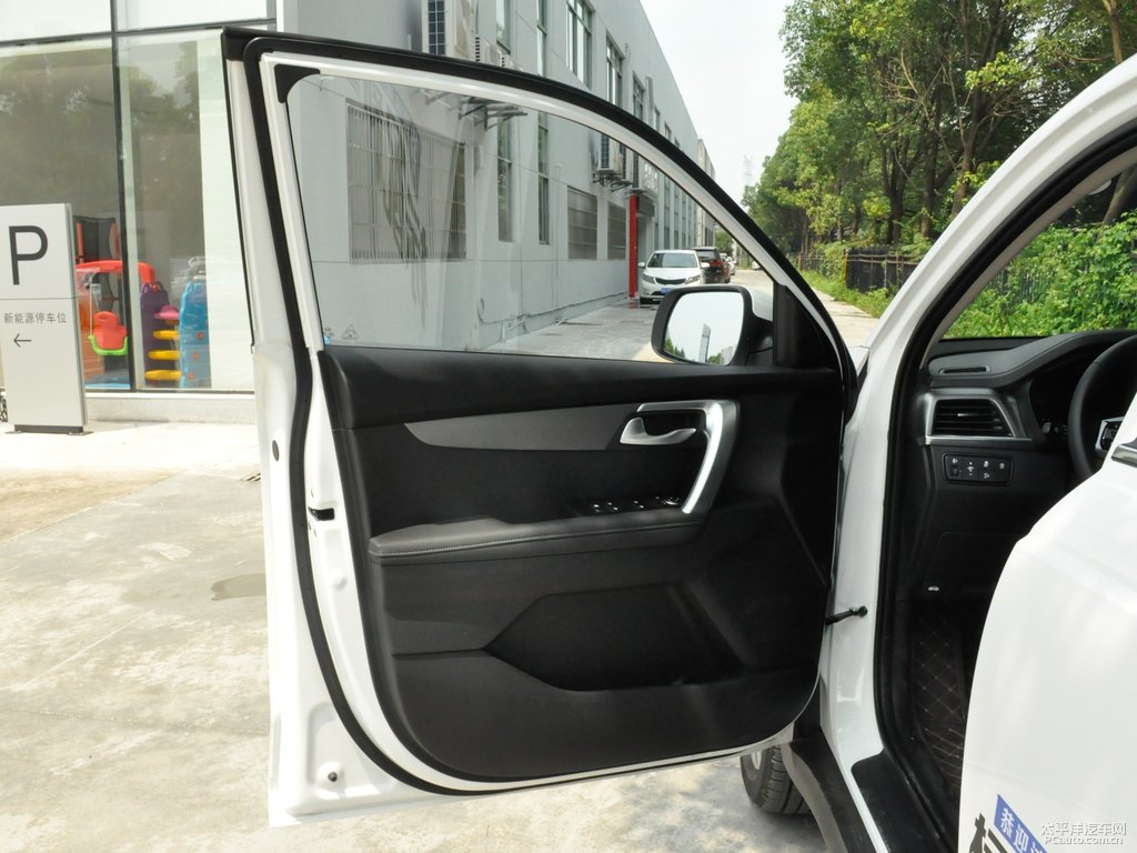 珍珠白智跑車廂內(nèi)飾圖片