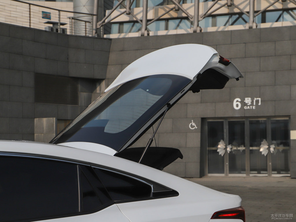 珍珠白奔騰B70后備廂空間圖片