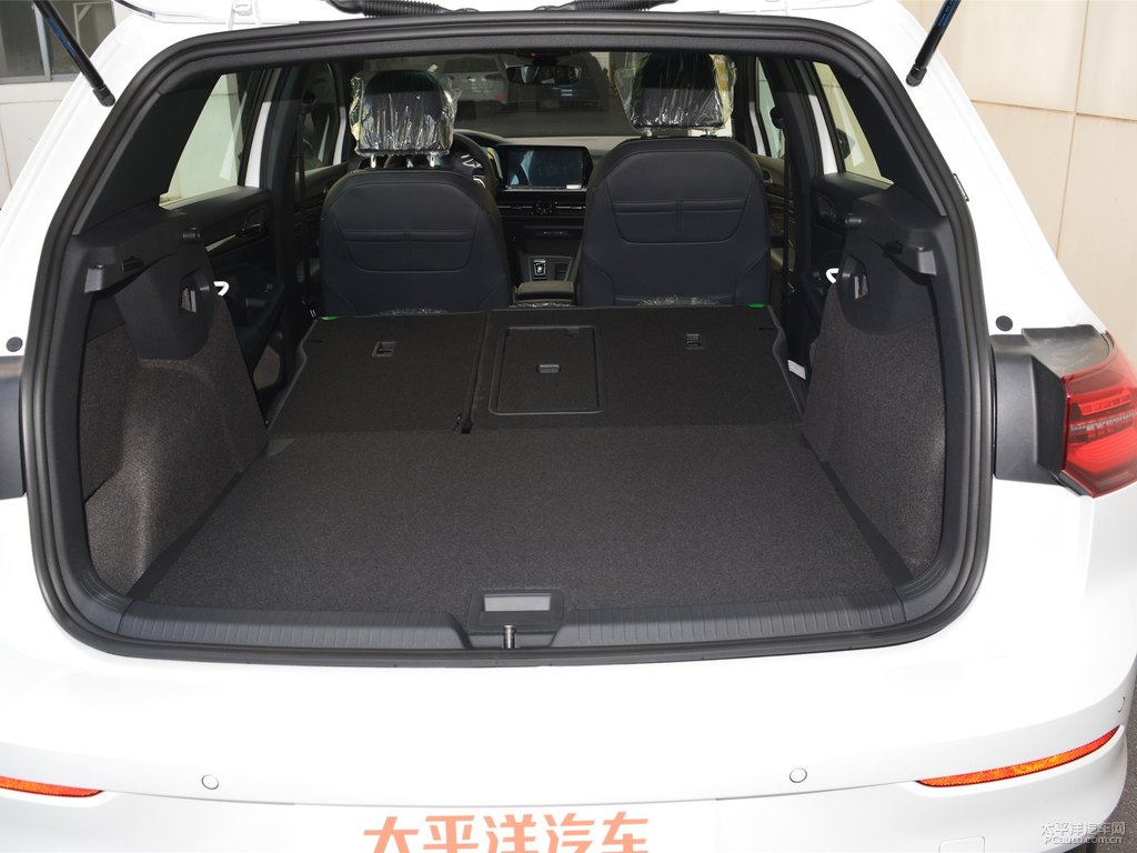 極地白高爾夫后備廂空間圖片