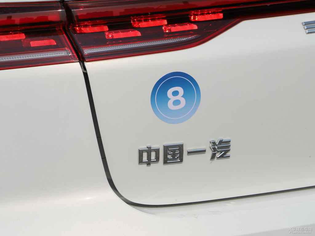 珍珠白奔騰B70車尾外觀圖片